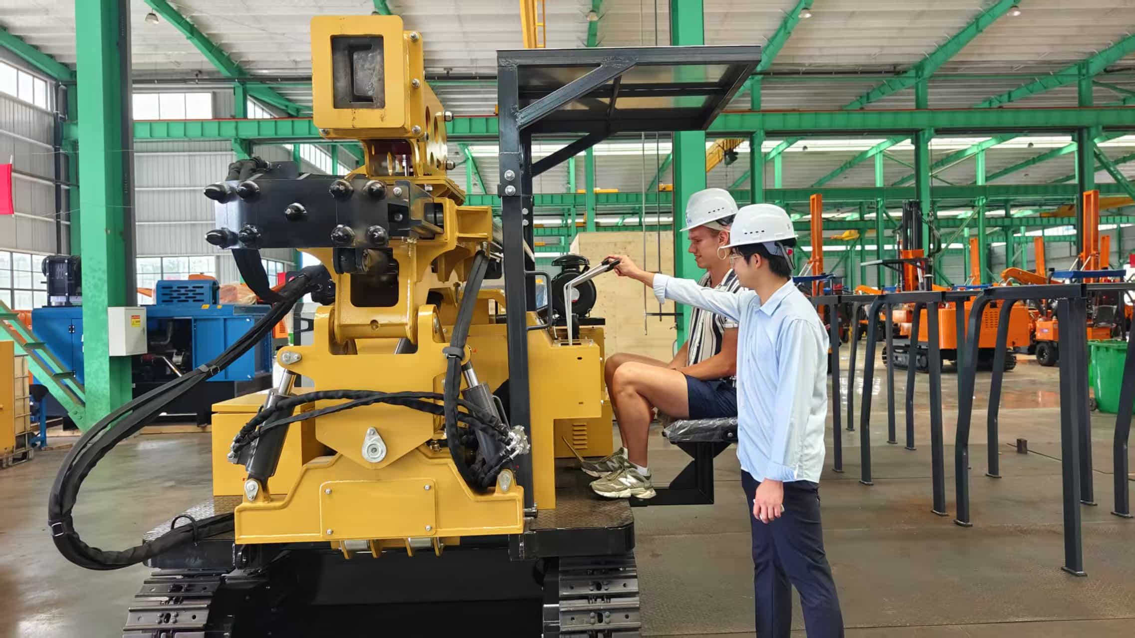 ลูกค้าจากอังกฤษเยี่ยมชม Anhui Tezhong Machinery: เครื่องตอกเสาเข็มพลังงานแสงอาทิตย์ได้รับเสียงชื่นชม