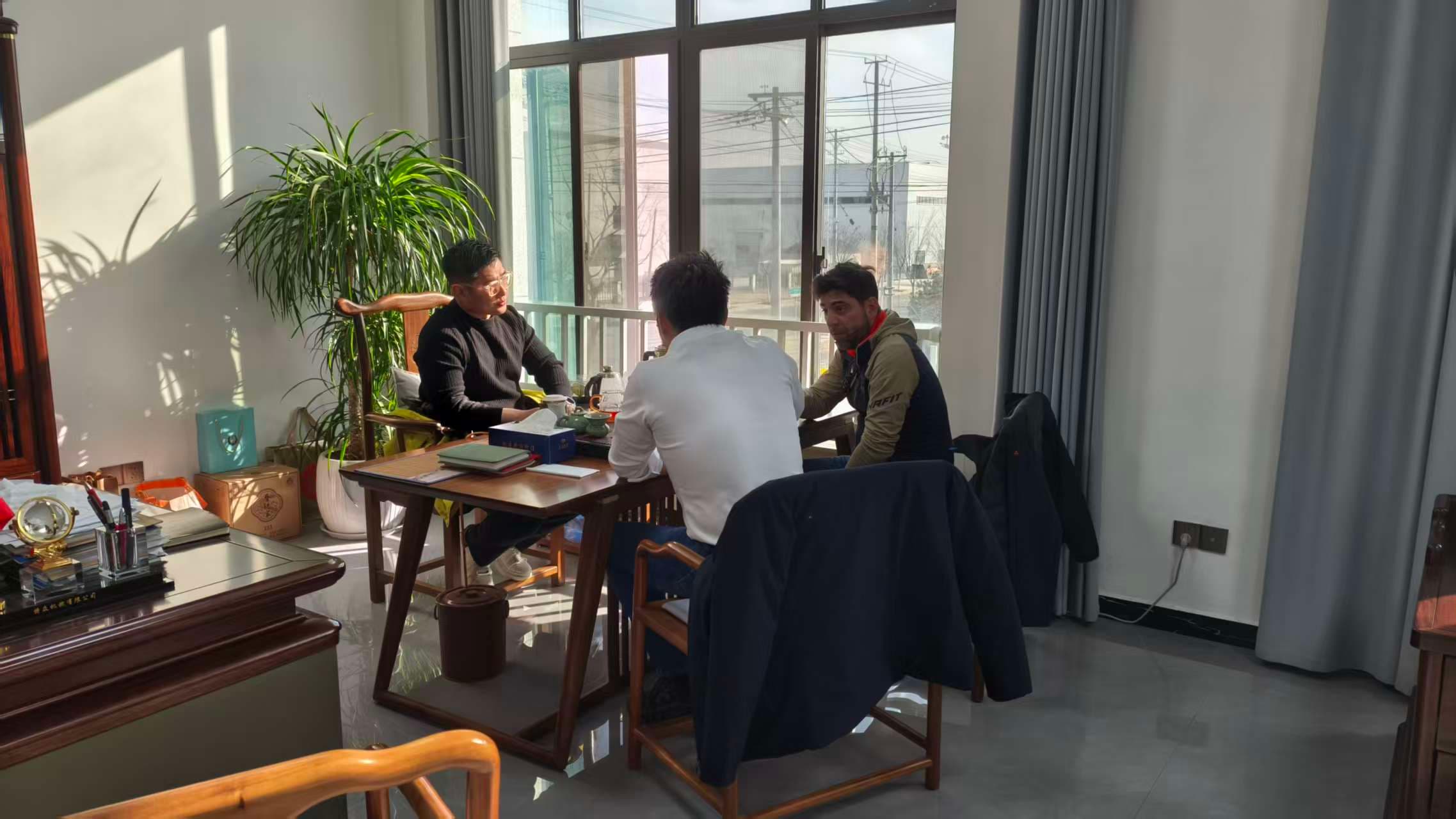 ลูกค้าชาวอิตาลีเยี่ยมชมโรงงานอันฮุยเต๋อจงเพื่อสัมผัสประสบการณ์การผลิตเครื่องตอกเสาเข็มพลังงานแสงอาทิตย์แบบกำหนดเอง