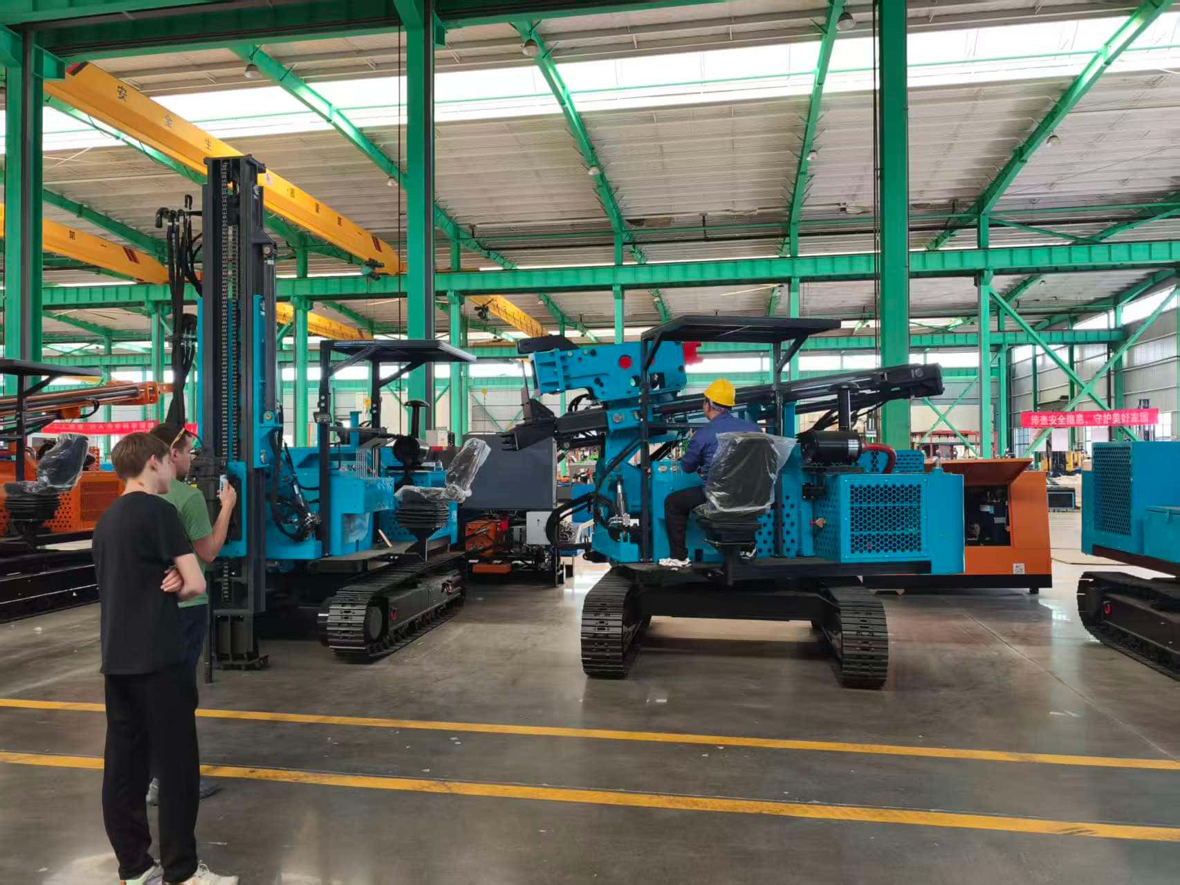 การยอมรับจากแดนไกล: ลูกค้าจากยุโรปตะวันออกเยี่ยมชมโรงงาน Tezhong Machinery เพื่อสำรวจความร่วมมือใหม่ในด้านวิศวกรรมพลังงานแสงอาทิตย์